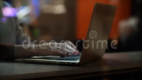 女性手在笔记本电脑上打字的特写镜头女商人坐在桌子上用电脑视频的预览图