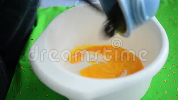 把蛋黄和糖混在一起视频的预览图