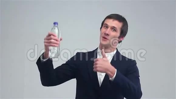 年轻人展示了一瓶水展示了伟大视频的预览图