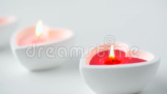 心型蜡烛在情人节燃烧视频的预览图