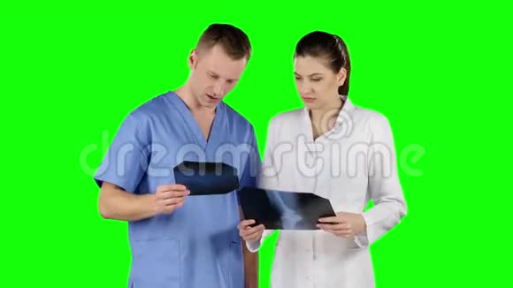 两个有x光指纹的医生绿色屏幕视频的预览图