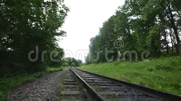 腿部的人在铁路上奔跑缓慢的动作视频的预览图