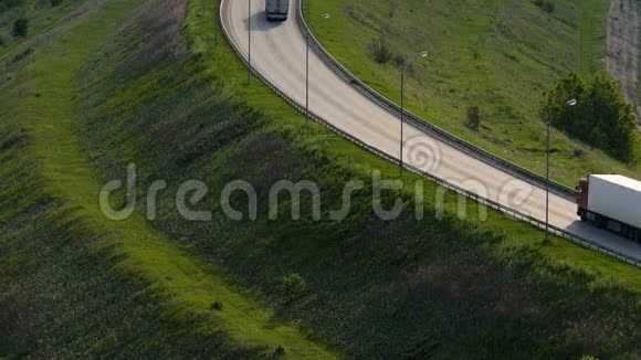 卡车在高速公路上行驶视频的预览图