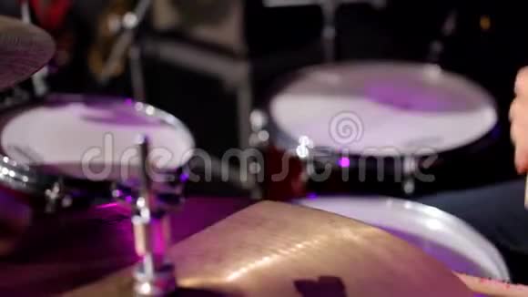 鼓手在夜总会的音乐会上用可爱的灯光演奏快乐视频的预览图