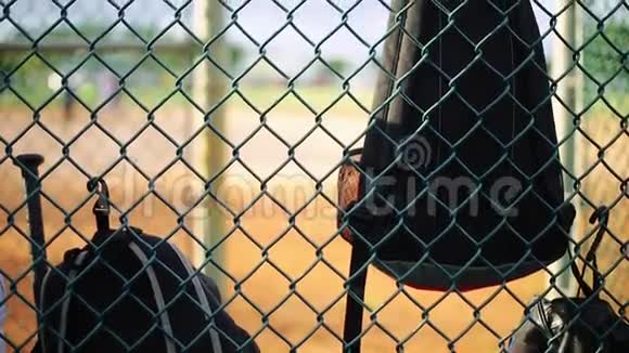 在棒球场的休息室里挂在栅栏上的袋子视频的预览图