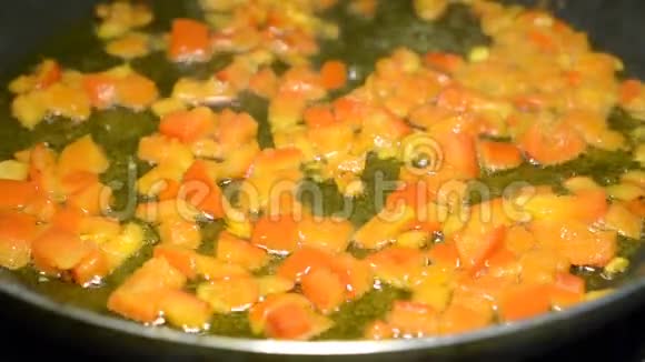 用橄榄油在煎锅上煎成的多汁的钟片甜红胡椒健康自制素食视频的预览图
