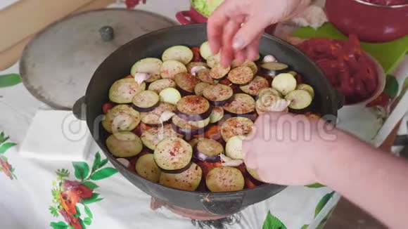 白色厨师的手把蒜瓣加入大锅与蔬菜2视频的预览图