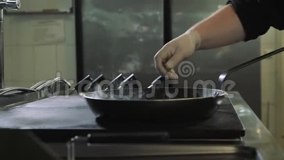 厨师在海鲜餐厅用大火焰在平底锅中烤视频的预览图