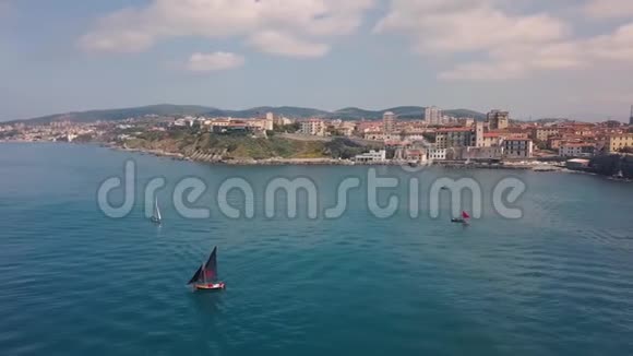 鸟瞰皮奥比诺海岸城市全景意大利马雷玛托斯卡纳视频的预览图