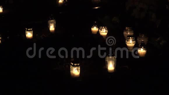 在墓地的墓碑上用手点燃蜡烛4K视频的预览图