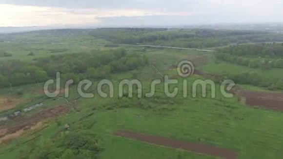 在路边的田野和草地上飞行空中景观视频的预览图