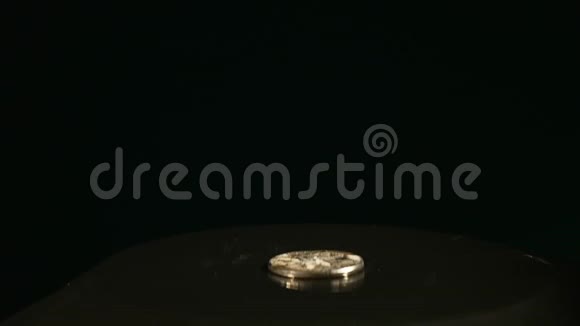 硬币比特币在黑色背景下的低音炮上跳跃视频的预览图