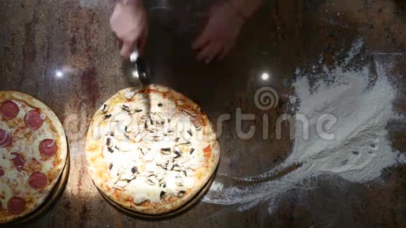 披萨在盘木板手工切割与披萨切刀顶部视图视频的预览图