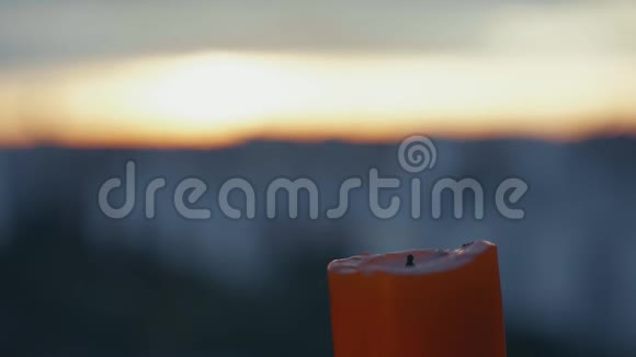 蜡烛在右角人手拿火柴试着点燃蜡烛火焰渐渐消逝视频的预览图