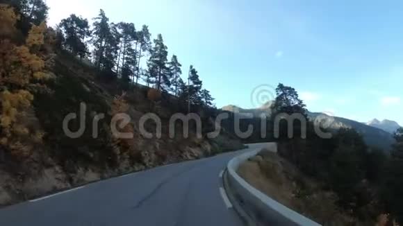 摩托车手骑在法国山脉蛇纹石上的风景山路上视频的预览图