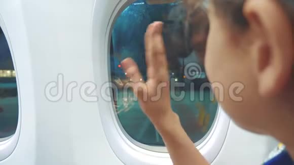 少女告别挥手向窗前的飞机生活方式航空飞机概念年轻女孩看上去视频的预览图