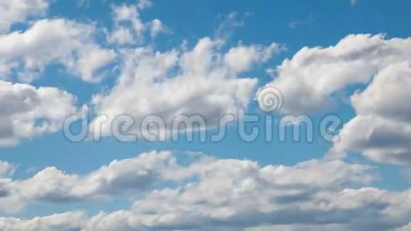 白云在蓝天上形成时间流逝视频的预览图