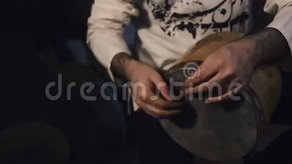 人的手在一个叫托巴克的阿拉伯打击乐鼓上鼓出一个节拍视频的预览图