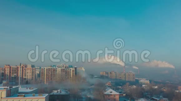 烟和雾笼罩城市视频的预览图