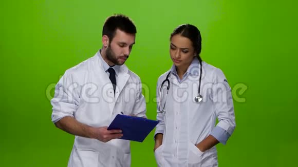 医生解释护士病人需要什么治疗视频的预览图