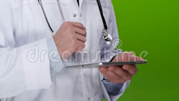 医生把病人的信息写在平板电脑上绿色屏幕视频的预览图