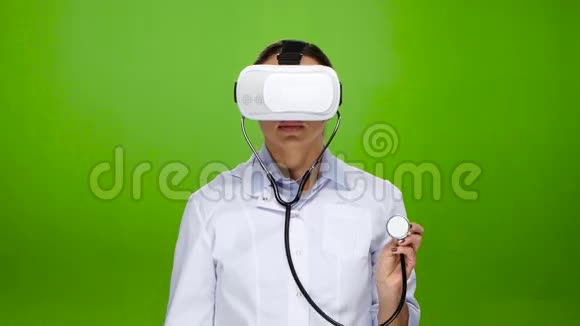 女医生在虚拟现实眼镜的帮助下学习视频的预览图