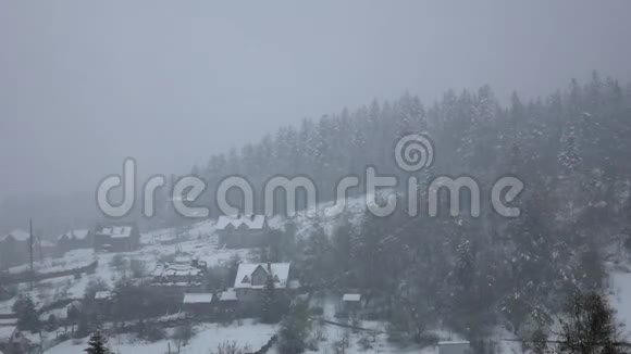 暴风雪降临在山脚下的村庄慢动作视频的预览图