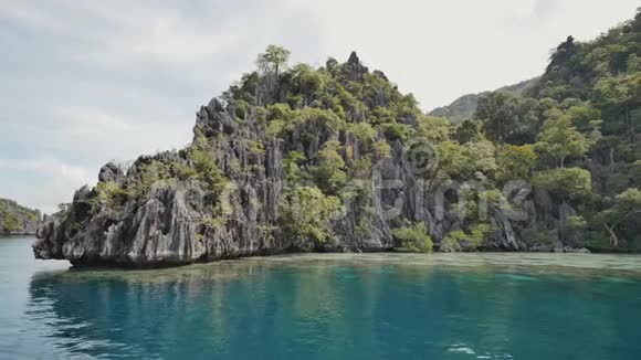 带悬崖的双子泻湖死因巴拉望菲律宾录像正在播放视频的预览图