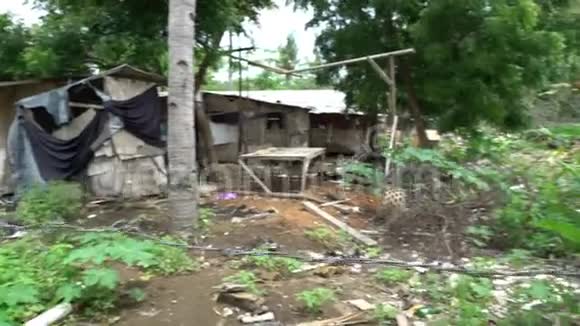 到处都是垃圾的贫民窟贫穷的人到亚洲旅游贫困的地区恶劣的生活条件街道视频的预览图