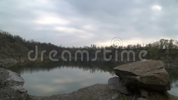 采石场平静的湖泊阴天视频的预览图