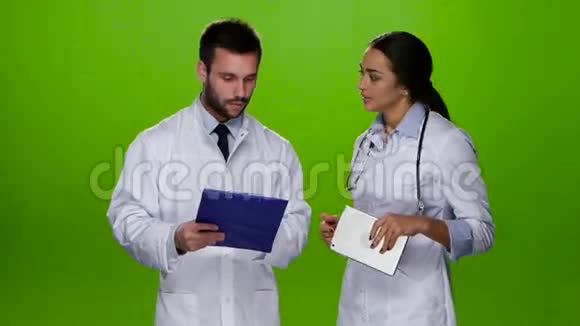 医护人员讨论病人的诊断绿色屏幕视频的预览图