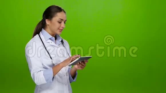 护士浏览平板电脑上的信息和可爱的微笑视频的预览图