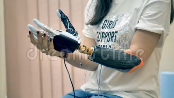 机器人肢体假肢女孩首次使用仿生3D打印手臂4K视频的预览图