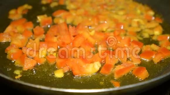 用橄榄油在煎锅上煎成的多汁的钟片甜红胡椒视频的预览图