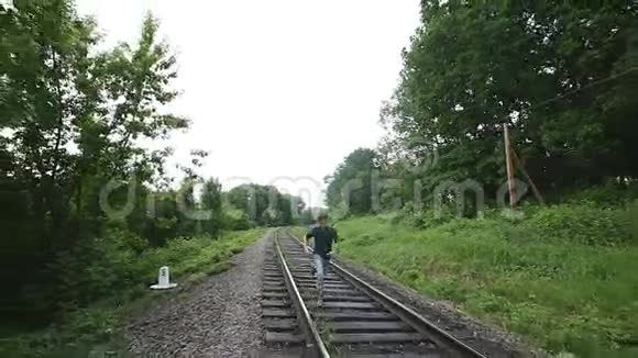 腿部的人在铁路上奔跑缓慢的动作视频的预览图