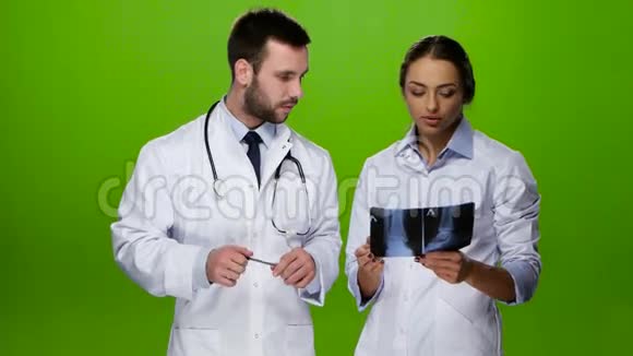 女护士向医生咨询进一步治疗病人视频的预览图