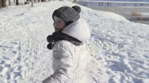 年轻女孩在冬天奔跑视频的预览图