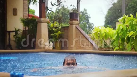 潮湿的胖子在游泳池浴时会享受下雨的乐趣而在度假时则会慢动作跳跃1920x1080视频的预览图