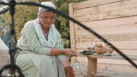 穿中世纪衣服的女人在木桩上煎煎饼视频的预览图