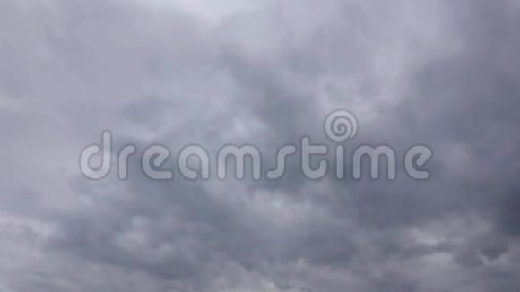 乌云密布暴风锋正在天空中移动时间流逝视频的预览图