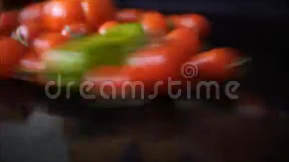 沙拉的黑色背景蔬菜视频的预览图