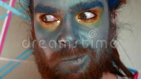 有舞台化妆的人一个穿蓝色妆容的人的肖像土生土长的视频的预览图