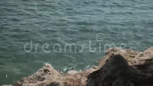 海岸岩石和海浪西班牙海滩在科斯塔德恩布兰斯马略卡视频的预览图