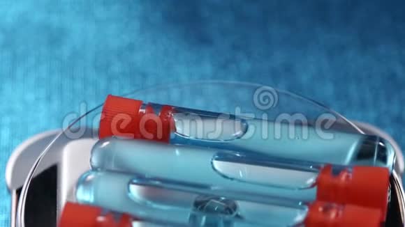 带红帽的试管里面是玻璃聚中的蓝色液体样品视频的预览图