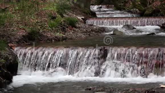 有瀑布和急流的山河岩石的河岸慢动作视频的预览图