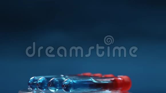 带红帽的试管里面是玻璃聚中的蓝色液体样品视频的预览图
