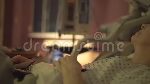 老年妇女手术后睡觉视频的预览图