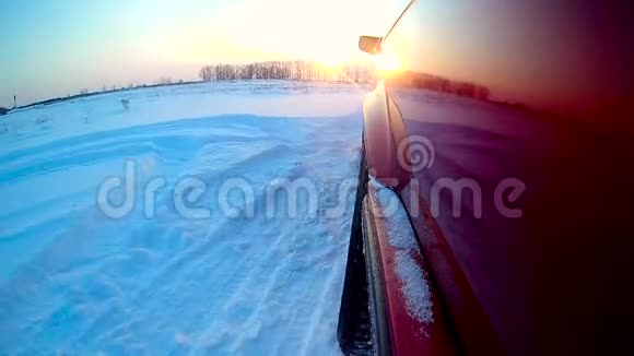 照相机在汽车的左翼上它在冬天飘雪视频的预览图