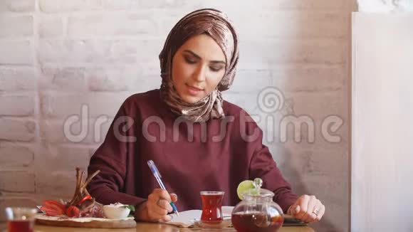 穆斯林商人在咖啡馆工作文件视频的预览图