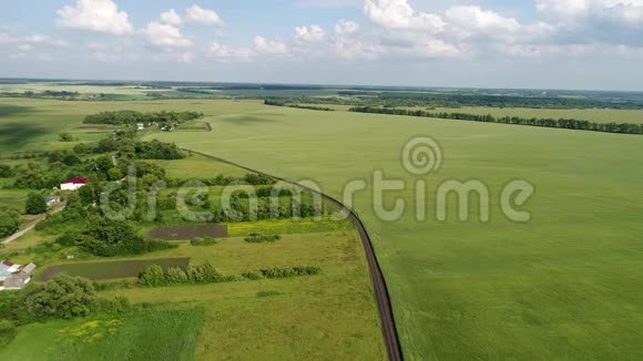 俄罗斯村庄外围的绿色谷地视频的预览图